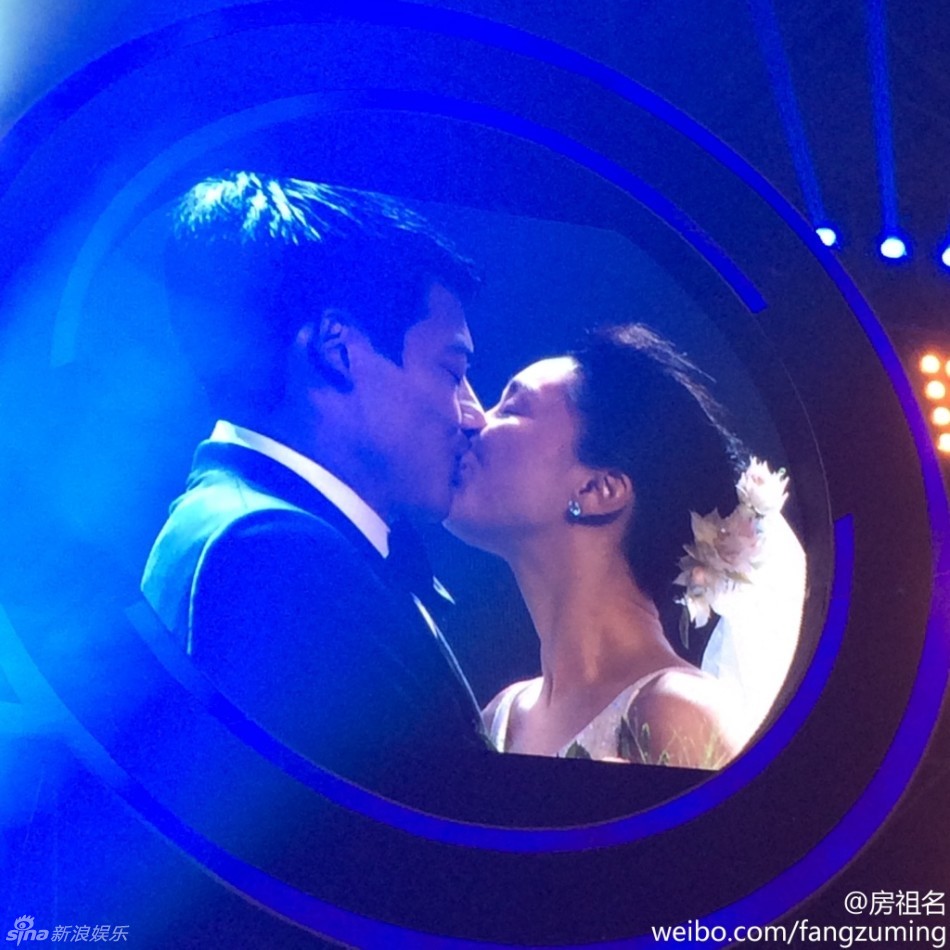 周迅结婚众星观礼 李宇春谢娜与新人合影