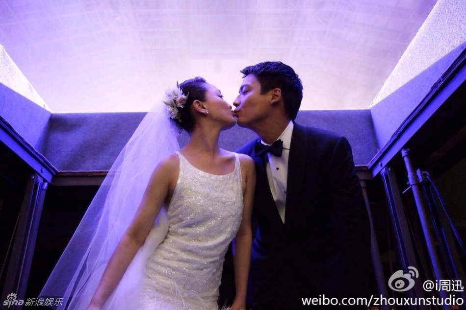 周迅结婚众星观礼 李宇春谢娜与新人合影