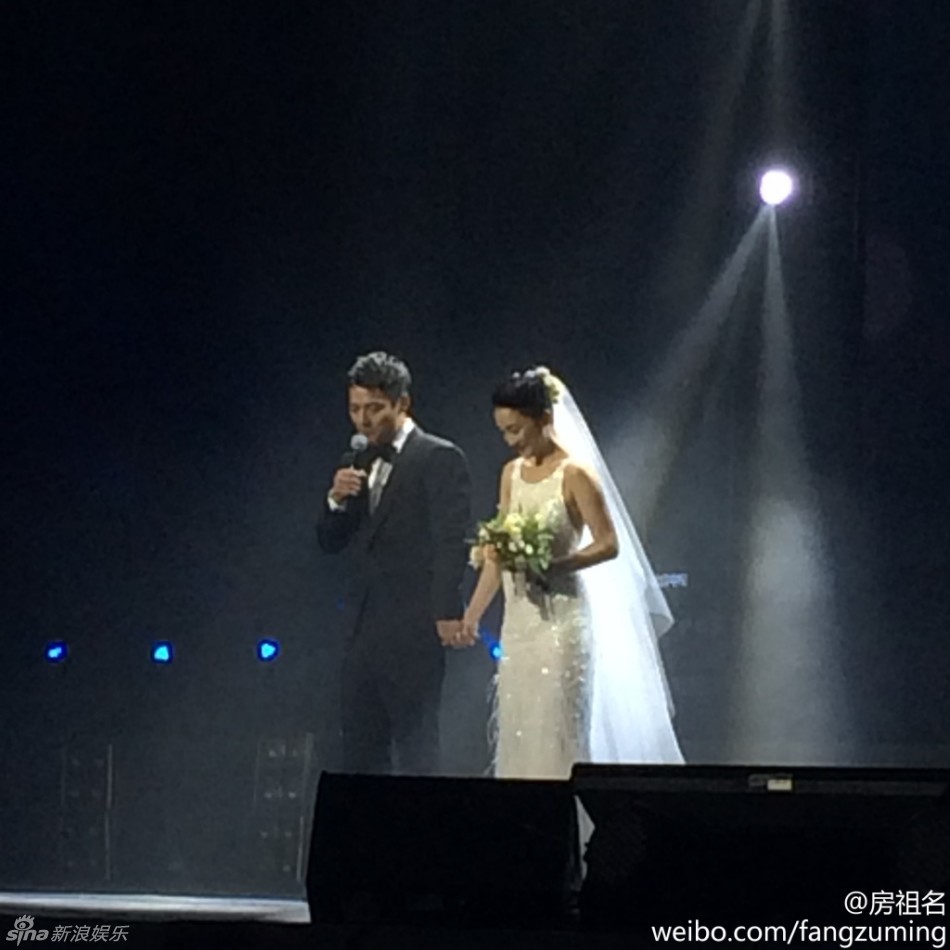 周迅结婚众星观礼 李宇春谢娜与新人合影