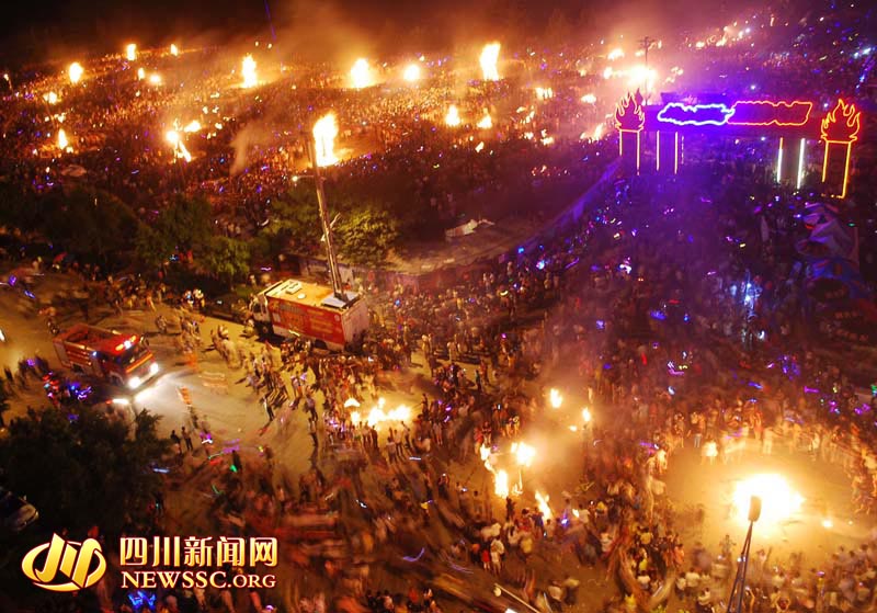 西昌：超10万人火把狂欢夜“玩火” 大跳达体舞