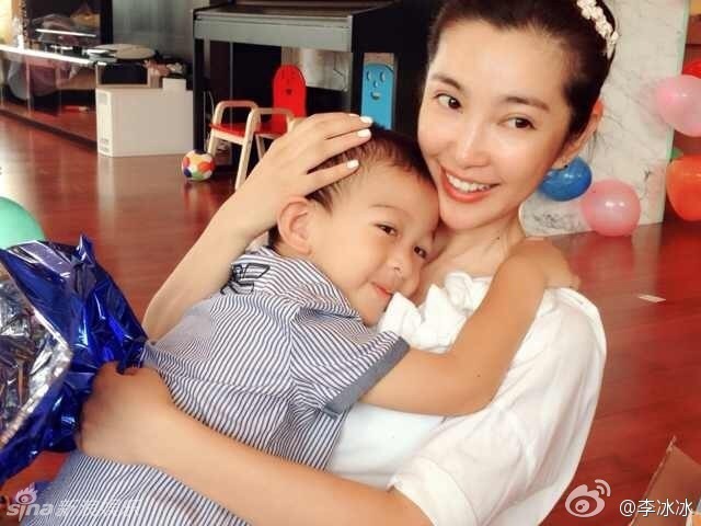 李冰冰与任泉为外甥庆生 素颜亲做蛋糕母爱爆棚