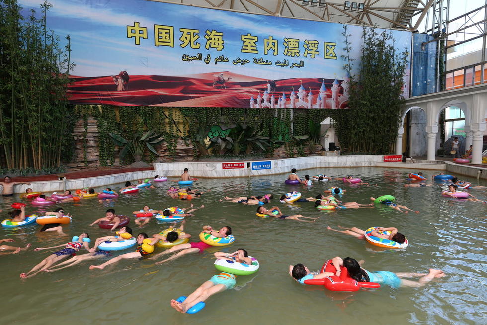 上万游客在四川遂宁“死海”戏水避暑