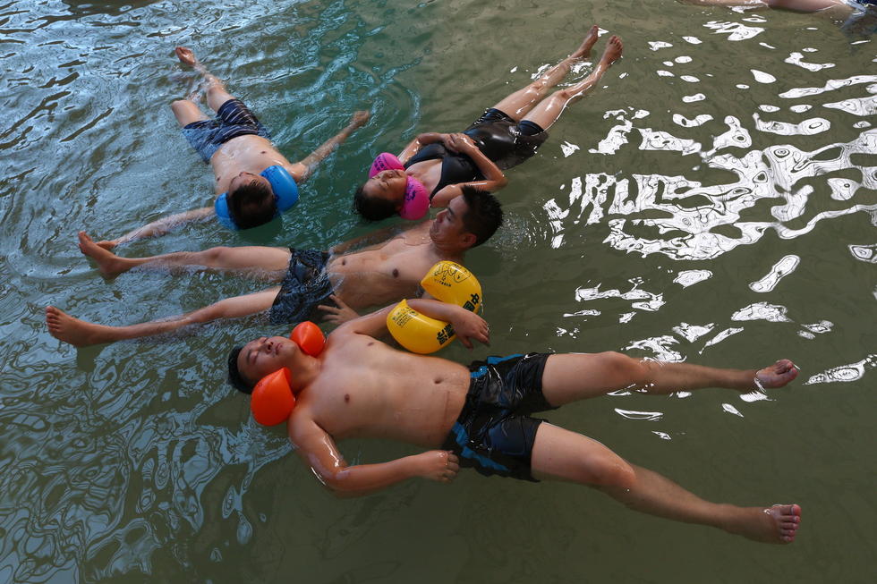 上万游客在四川遂宁“死海”戏水避暑