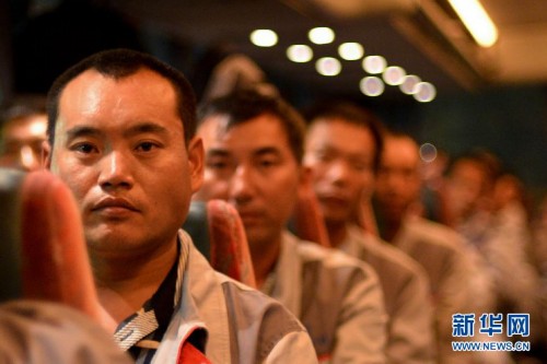 97名中国工人成功撤离利比亚