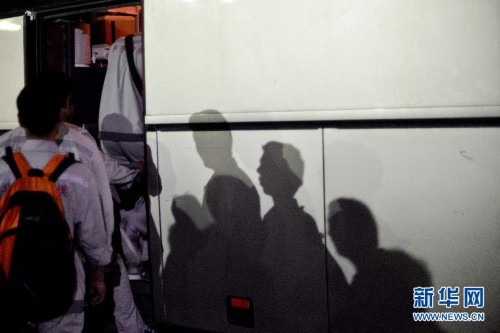 97名中国工人成功撤离利比亚