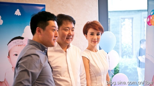 曝金巧巧于冬为爱女办1周岁宴正面照曝光