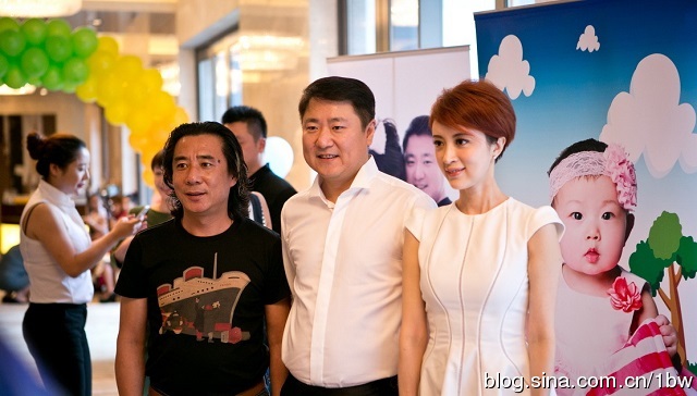 曝金巧巧于冬为爱女办1周岁宴正面照曝光