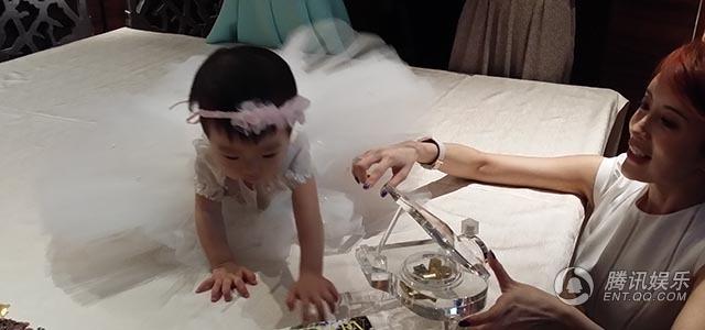 曝金巧巧于冬为爱女办1周岁宴正面照曝光