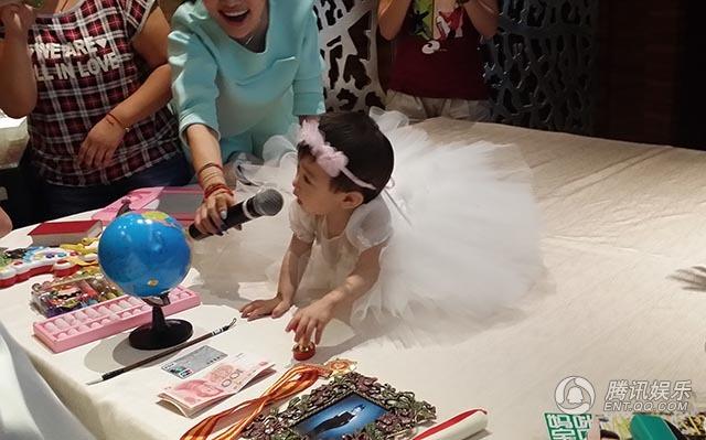 曝金巧巧于冬为爱女办1周岁宴正面照曝光