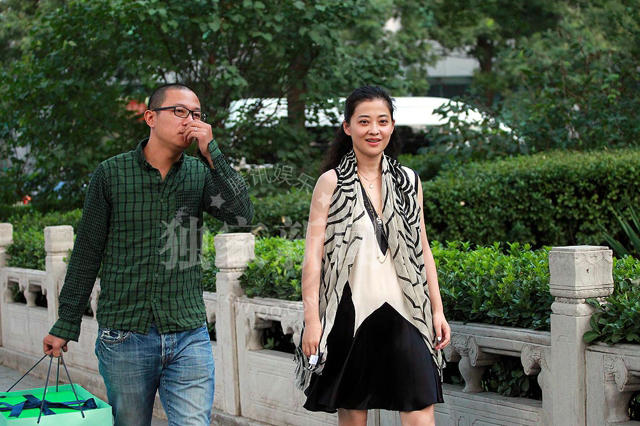 曝金巧巧于冬为爱女办1周岁宴正面照曝光