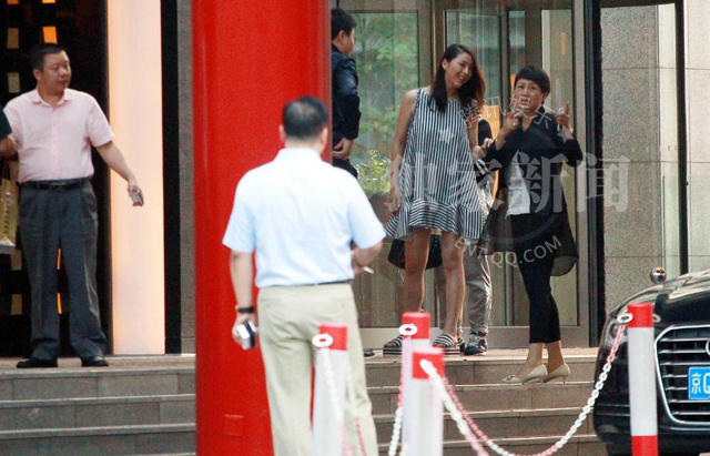 曝金巧巧于冬为爱女办1周岁宴正面照曝光