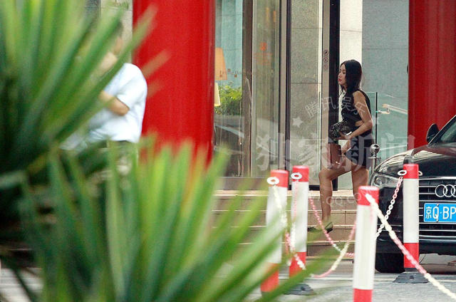 曝金巧巧于冬为爱女办1周岁宴正面照曝光