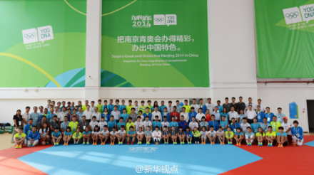 习近平到南京看望青奥会中国体育代表团