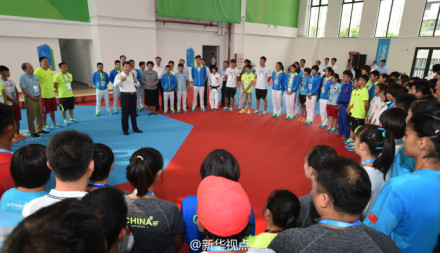 习近平到南京看望青奥会中国体育代表团