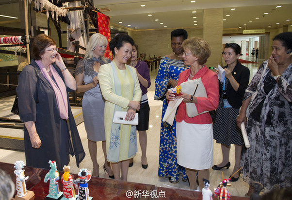 彭丽媛邀请出席青奥会开幕式的部分外方领导人夫人参观南京博物院