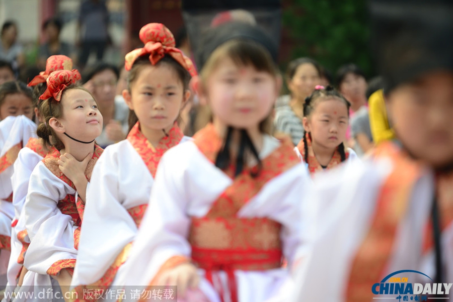 济南一年级新生穿汉服参加开学典礼 哈欠连连萌翻全场
