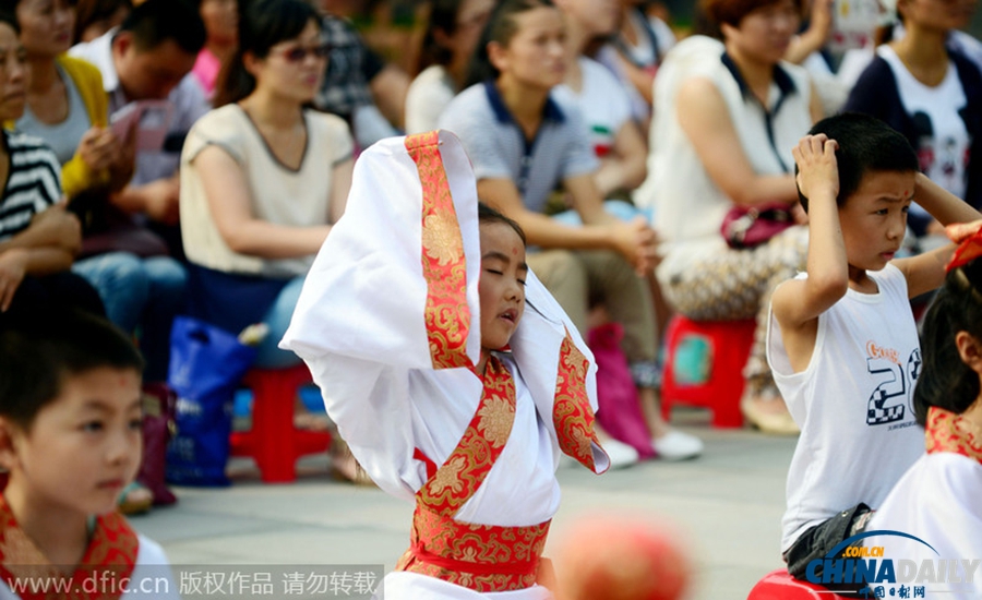 济南一年级新生穿汉服参加开学典礼 哈欠连连萌翻全场