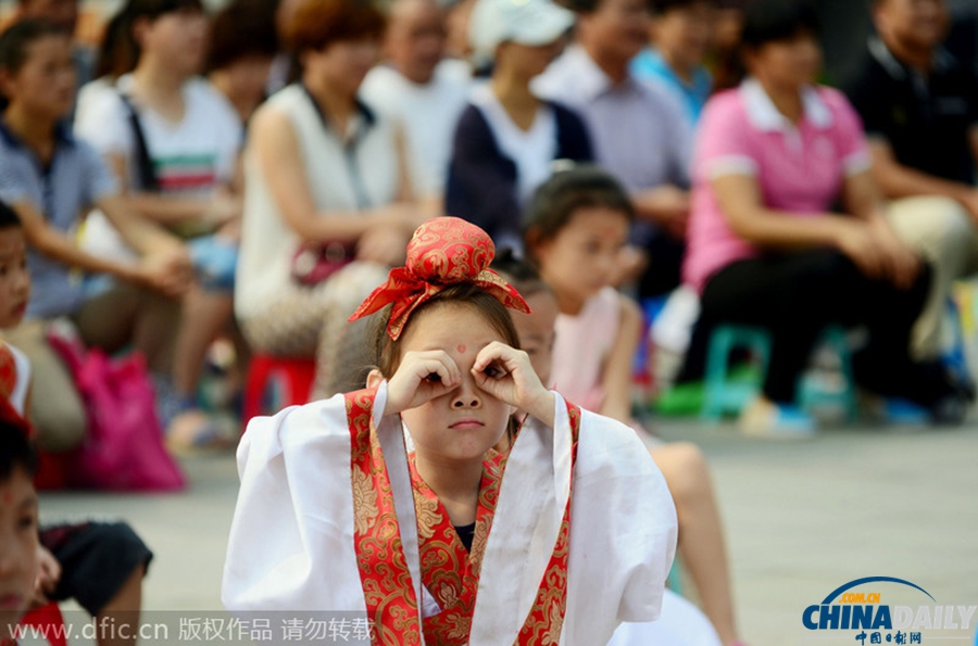 济南一年级新生穿汉服参加开学典礼 哈欠连连萌翻全场