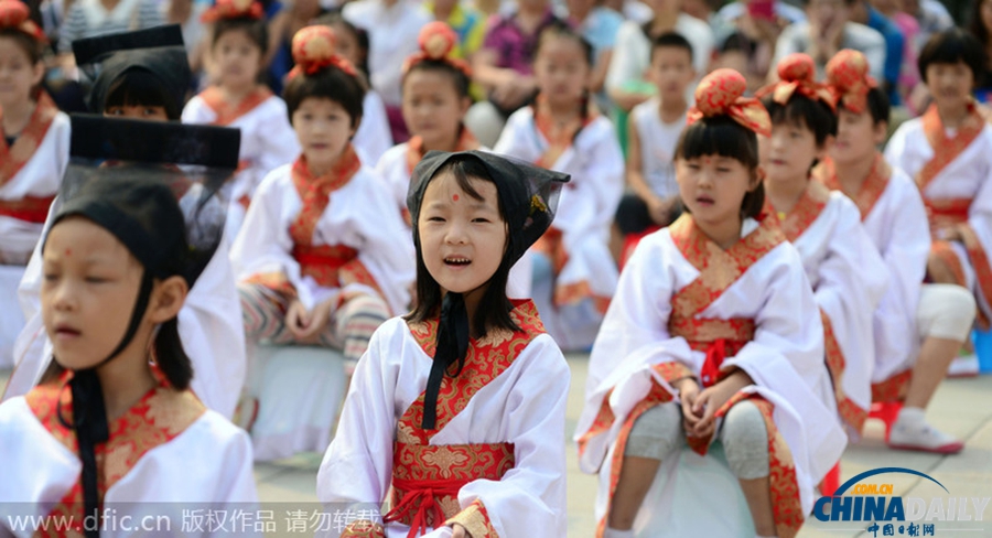 济南一年级新生穿汉服参加开学典礼 哈欠连连萌翻全场