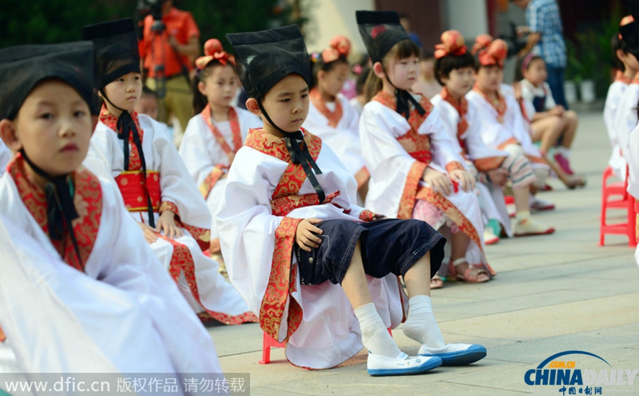 济南一年级新生穿汉服参加开学典礼 哈欠连连萌翻全场