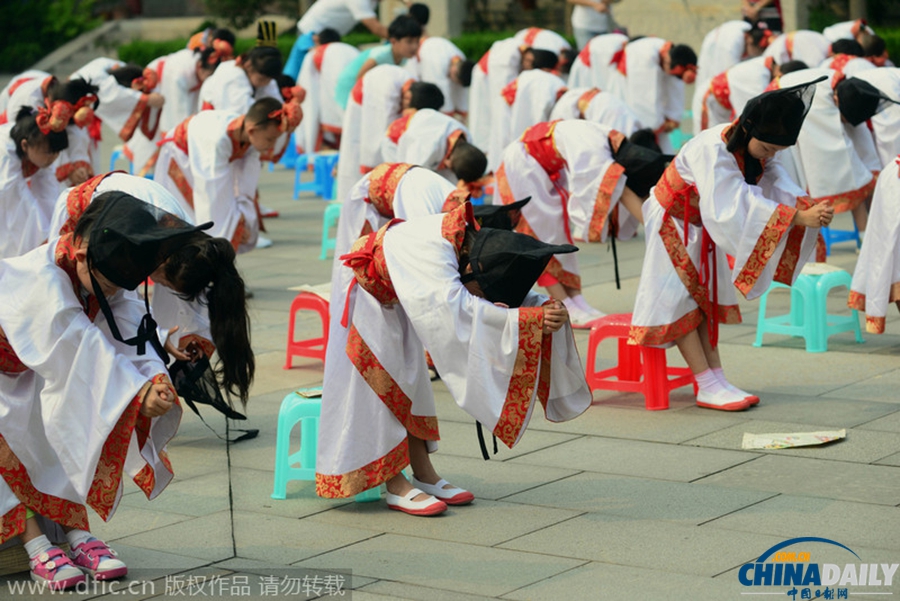 济南一年级新生穿汉服参加开学典礼 哈欠连连萌翻全场