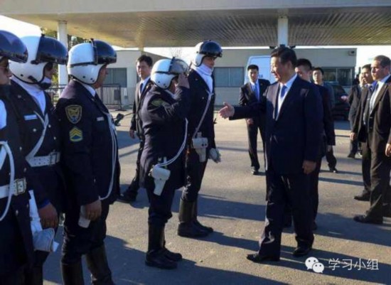 跟习大大去出访（四）：是啥封进了水泥墩？