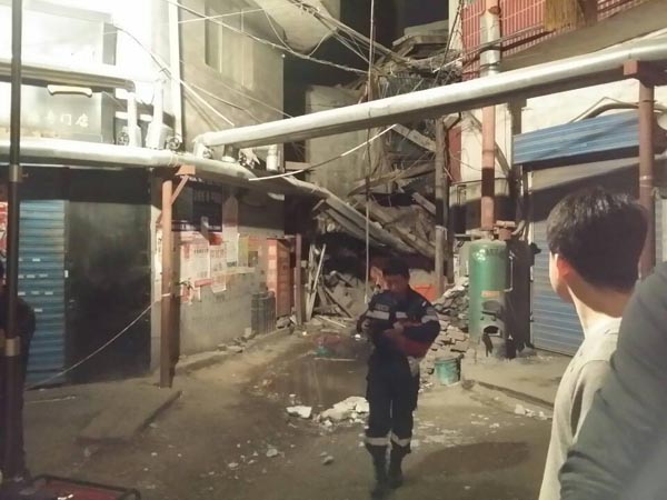 山西太原自建房工地倒塌 14人获救