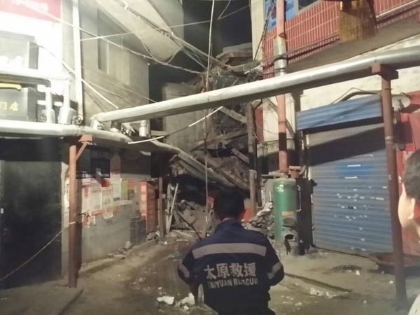 山西太原自建房工地倒塌 14人获救