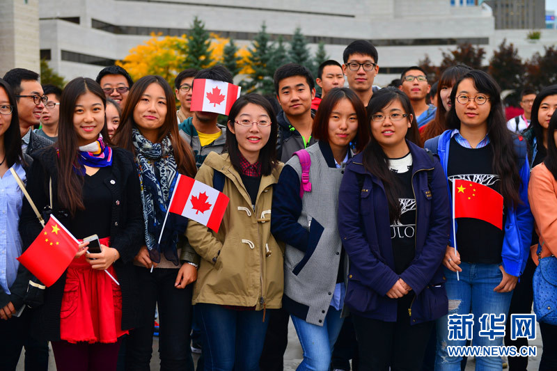 渥太华举行升中国国旗仪式庆祝新中国成立65周年