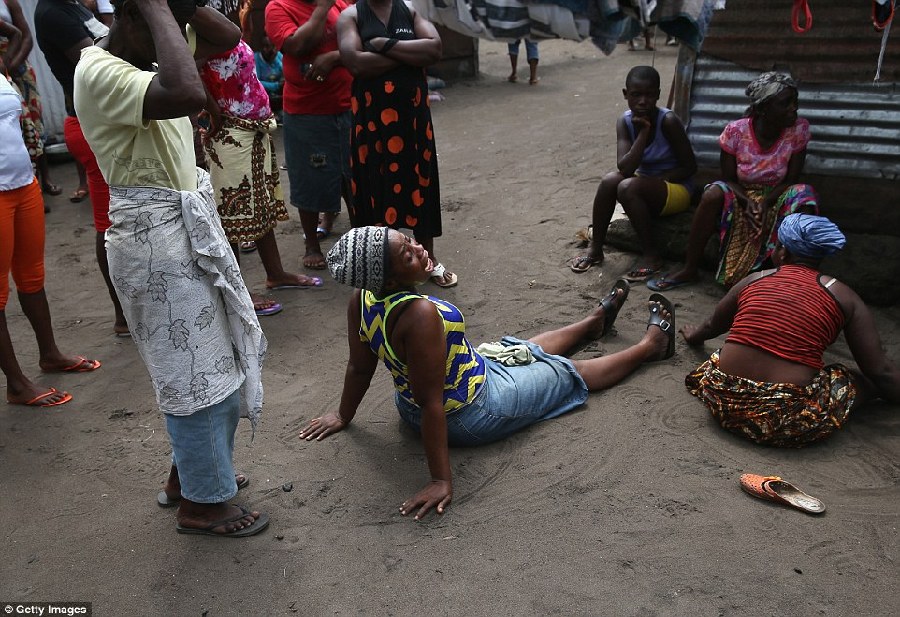 埃博拉之殇：亲人含泪送别死者