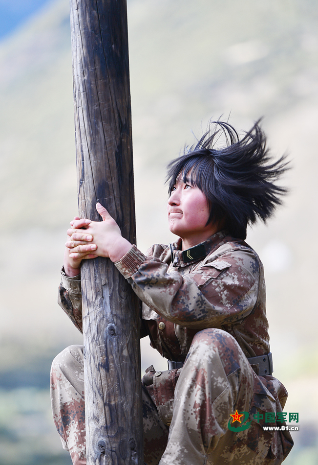驻藏女兵爬杆架线技巧很娴熟