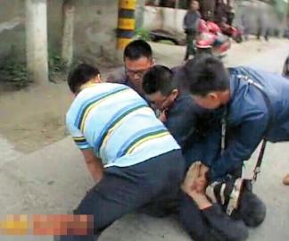 便衣民警闹市中喋血搏斗擒贼视频走红(图)