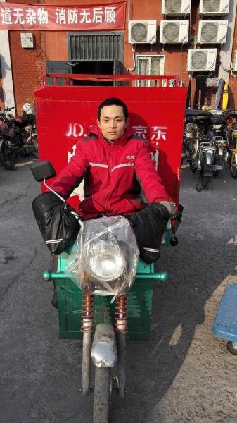 社会正能量 快递员救垂危老人