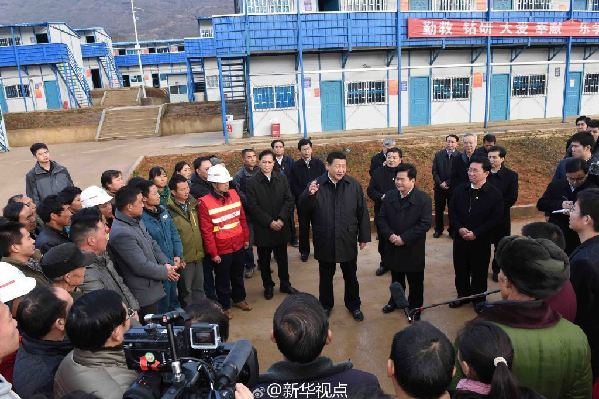 习近平察看鲁甸地震遗址