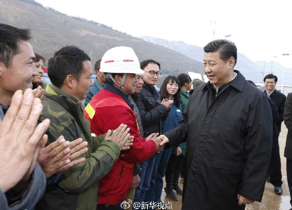 习近平察看鲁甸地震遗址