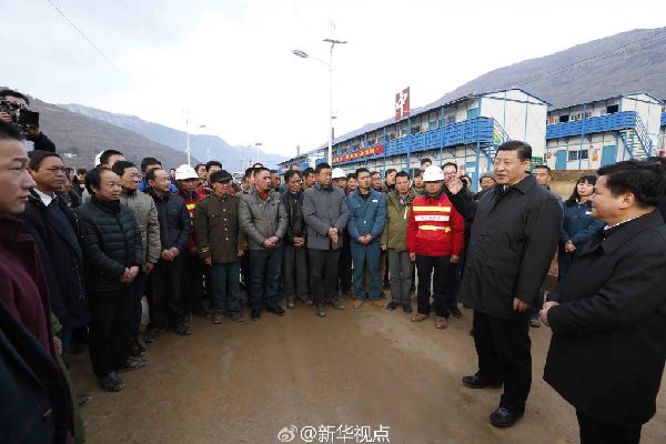 习近平察看鲁甸地震遗址