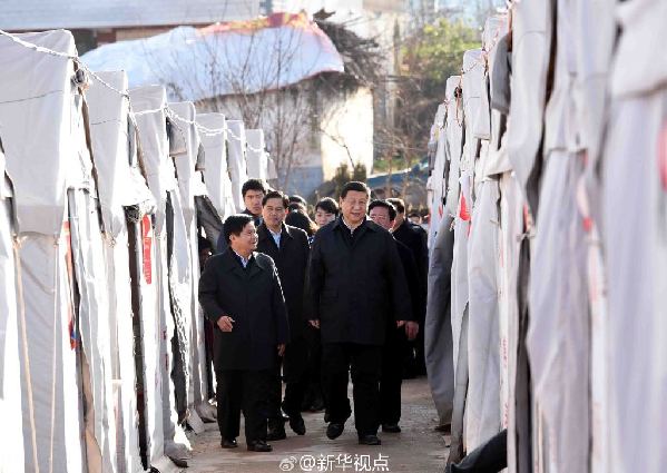 习近平察看鲁甸地震遗址