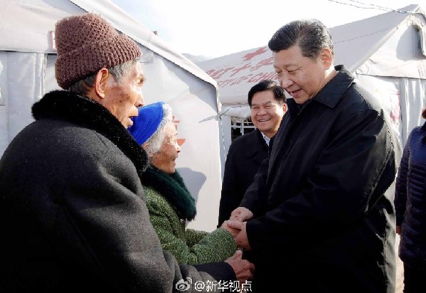 习近平察看鲁甸地震遗址