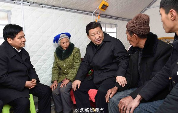习近平察看鲁甸地震遗址