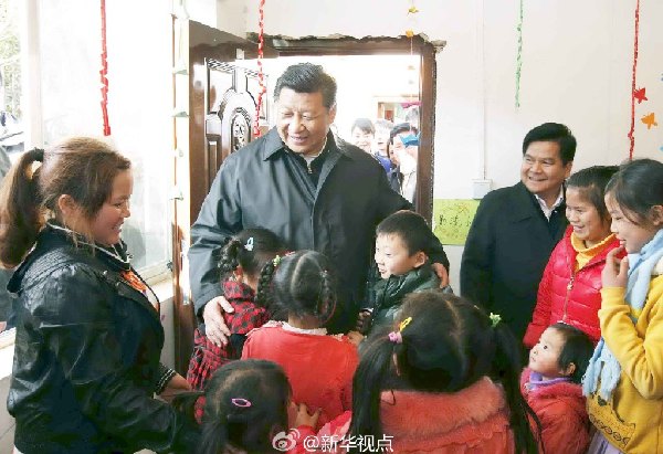 习近平察看鲁甸地震遗址