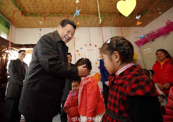习近平察看鲁甸地震遗址
