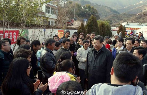 习近平察看鲁甸地震遗址