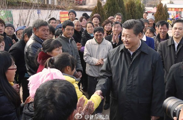 习近平察看鲁甸地震遗址