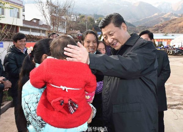 习近平察看鲁甸地震遗址