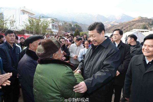 习近平察看鲁甸地震遗址