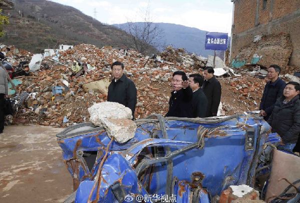 习近平察看鲁甸地震遗址