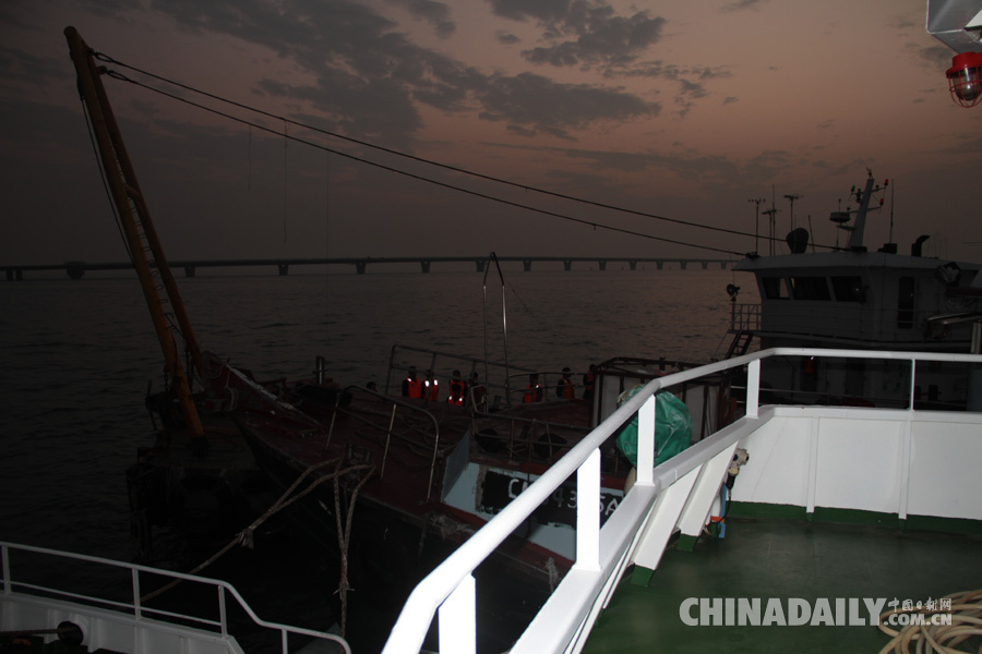 广州大桥海事处紧急出动 成功救助16名遇险渔民