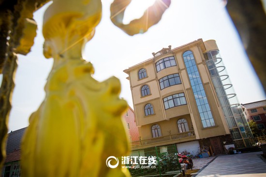 史上最壕农居房:游泳池+观光电梯+土豪金围栏