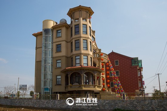 史上最壕农居房:游泳池+观光电梯+土豪金围栏