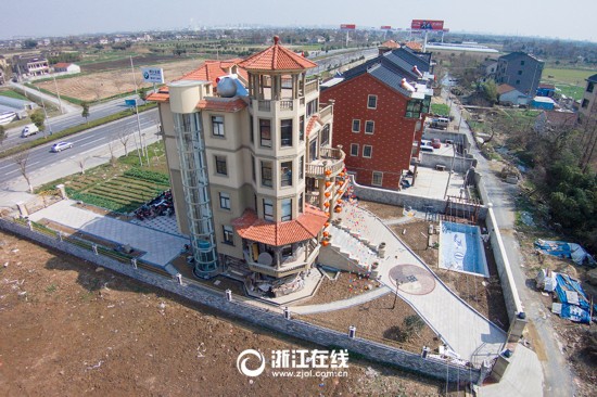 史上最壕农居房:游泳池+观光电梯+土豪金围栏